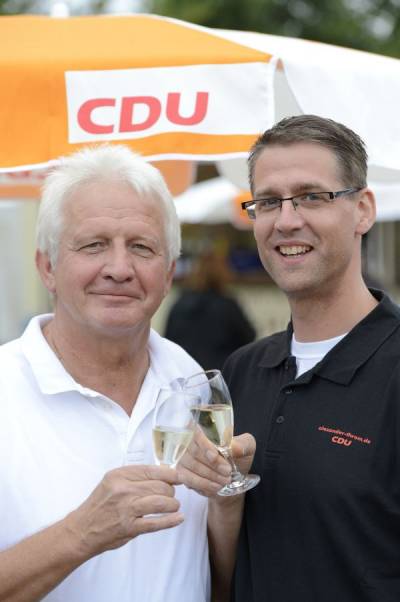 Stadtrat Karl-Heinz Kbler und Thomas Randecker, Vorsitzender des CDU-Ortsverbandes Bckingen beim Ziegeleiparkfest im September