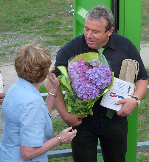 Dank an den Brgermeister mit dem ersten Blumenstock fr die BUGA
